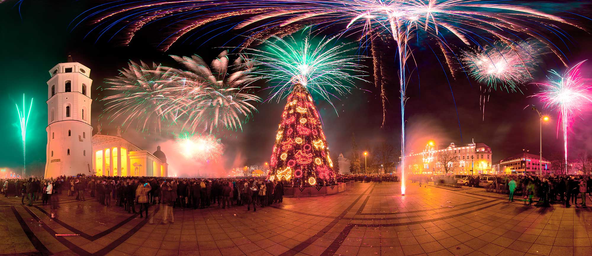 2014.01.01_0003_vilnius_cathedral_new_year_fireworks_crop_2000